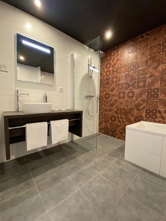 Standard Double Room Bath,1286095015:JPEG